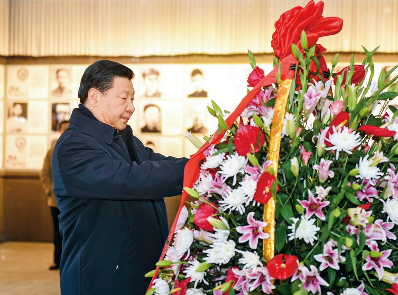 2016年2月1日至3日，中共中央總書記、國家主席、中央軍委主席習近平來到江西，看望慰問廣大干部群眾和駐贛部隊。這是2月2日，習近平在井岡山革命烈士陵園向革命烈士敬獻花籃。 新華社記者 謝環(huán)馳/攝