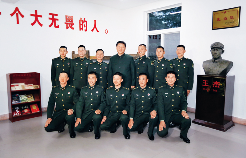 2017年12月13日，中共中央總書記、國家主席、中央軍委主席習近平到第71集團軍視察。這是習近平同“王杰班”戰(zhàn)士合影。 新華社記者 李剛/攝