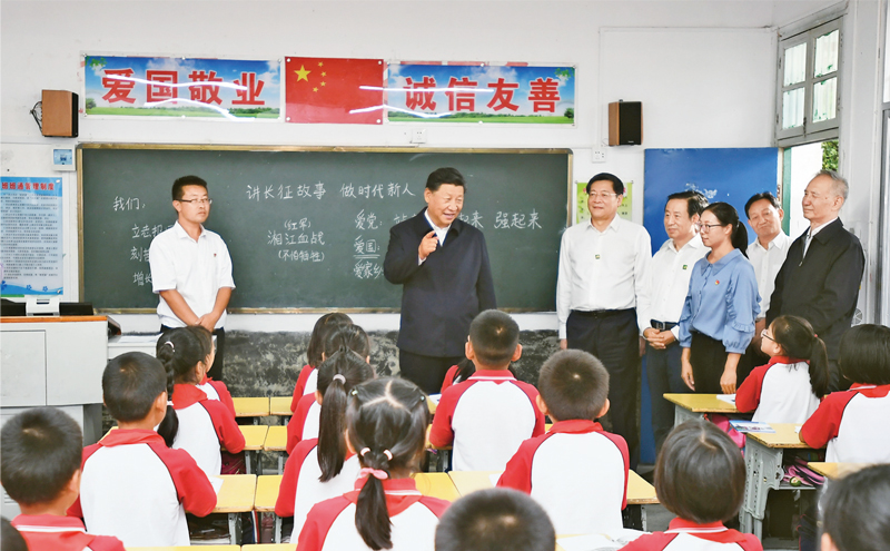 2020年9月16日至18日，中共中央總書記、國家主席、中央軍委主席習近平在湖南考察。這是16日下午，習近平在郴州市汝城縣文明瑤族鄉(xiāng)第一片小學，同正在上思政課的同學們親切交流。 新華社記者 謝環(huán)馳/攝