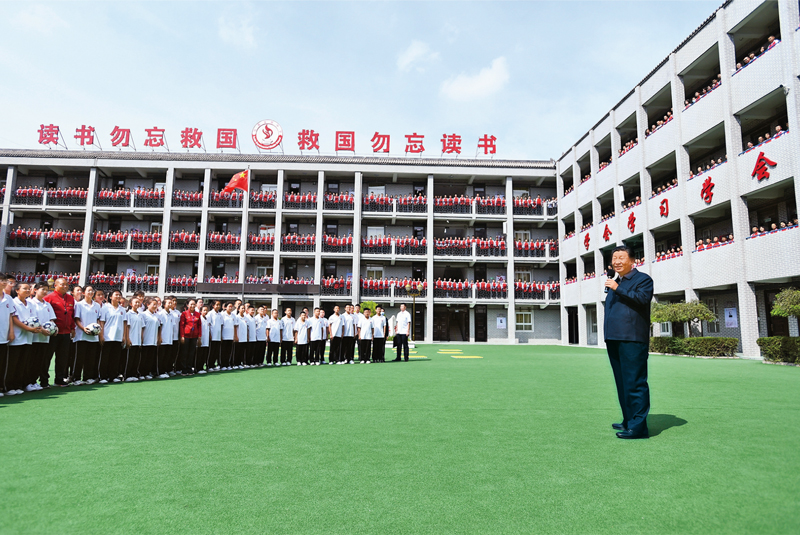 2021年9月13日至14日，中共中央總書記、國家主席、中央軍委主席習近平在陜西省榆林市考察。這是14日上午，習近平在綏德實驗中學考察時，同師生親切交流。 新華社記者 謝環(huán)馳/攝